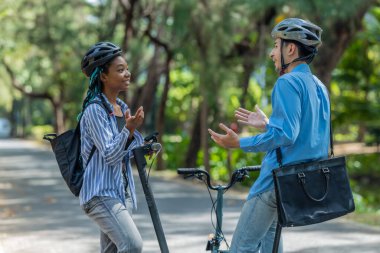 Çevre dostu ulaşımla işe gidip gelen gençler arasında elektrikli scooterlar ve katlanabilir bisikletler de var. Çevreye duyarlı ve sürdürülebilir ulaşımı teşvik ediyorlar..