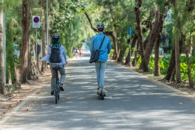 Çevre dostu ulaşımla işe gidip gelen gençler arasında elektrikli scooterlar ve katlanabilir bisikletler de var. Çevreye duyarlı ve sürdürülebilir ulaşımı teşvik ediyorlar..