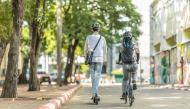 Çevre dostu ulaşımla işe gidip gelen gençler arasında elektrikli scooterlar ve katlanabilir bisikletler de var. Çevreye duyarlı ve sürdürülebilir ulaşımı teşvik ediyorlar..