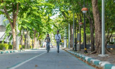 Çevre dostu ulaşımla işe gidip gelen gençler arasında elektrikli scooterlar ve katlanabilir bisikletler de var. Çevreye duyarlı ve sürdürülebilir ulaşımı teşvik ediyorlar..