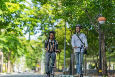 Çevre dostu ulaşımla işe gidip gelen gençler arasında elektrikli scooterlar ve katlanabilir bisikletler de var. Çevreye duyarlı ve sürdürülebilir ulaşımı teşvik ediyorlar..