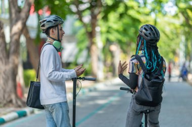 Çevre dostu ulaşımla işe gidip gelen gençler arasında elektrikli scooterlar ve katlanabilir bisikletler de var. Çevreye duyarlı ve sürdürülebilir ulaşımı teşvik ediyorlar..