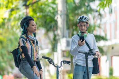 Çevre dostu ulaşımla işe gidip gelen gençler arasında elektrikli scooterlar ve katlanabilir bisikletler de var. Çevreye duyarlı ve sürdürülebilir ulaşımı teşvik ediyorlar..