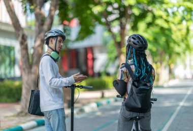 Çevre dostu ulaşımla işe gidip gelen gençler arasında elektrikli scooterlar ve katlanabilir bisikletler de var. Çevreye duyarlı ve sürdürülebilir ulaşımı teşvik ediyorlar..