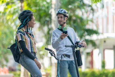 Çevre dostu ulaşımla işe gidip gelen gençler arasında elektrikli scooterlar ve katlanabilir bisikletler de var. Çevreye duyarlı ve sürdürülebilir ulaşımı teşvik ediyorlar..