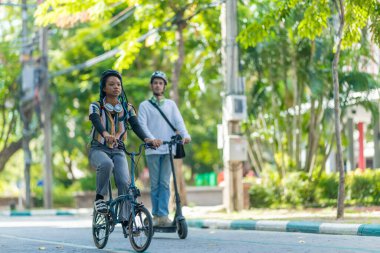 Çevre dostu ulaşımla işe gidip gelen gençler arasında elektrikli scooterlar ve katlanabilir bisikletler de var. Çevreye duyarlı ve sürdürülebilir ulaşımı teşvik ediyorlar..