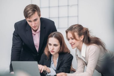 Borsa grafikleri, finansal veriler ve analitik ticareti gösteren birden fazla monitör üzerinde çalışan finans analisti. Yatırım, finans ve teknoloji için yoğun ticaret ortamı