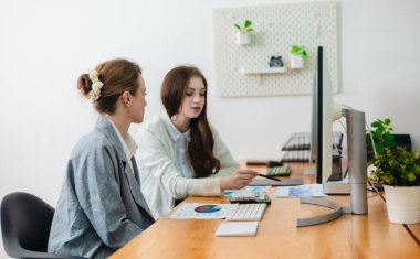 Borsa grafikleri, finansal veriler ve analitik ticareti gösteren birden fazla monitör üzerinde çalışan finans analisti. Yatırım, finans ve teknoloji için yoğun ticaret ortamı