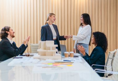 Mimarlar ve tasarımcılar, sürdürülebilir tasarım unsurları ve 3D mimari modeli hakkında görüşmek üzere çevre dostu bir bina projesinde işbirliği yaparlar. Karbon ayak izini azaltmak için enerji tasarruflu çözümler planlanıyor