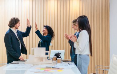 Mimarlar ve tasarımcılar, sürdürülebilir tasarım unsurları ve 3D mimari modeli hakkında görüşmek üzere çevre dostu bir bina projesinde işbirliği yaparlar. Karbon ayak izini azaltmak için enerji tasarruflu çözümler planlanıyor