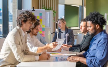 Çeşitli bir girişim ekibi güçlü, hafif, taşınabilir rüzgar türbini prototipi üzerinde, potansiyel kullanıcı talebiyle hizalanan ve yatırımcı finansmanı sağlamak için yenilenebilir enerji gereksinimleriyle işbirliği yapar..