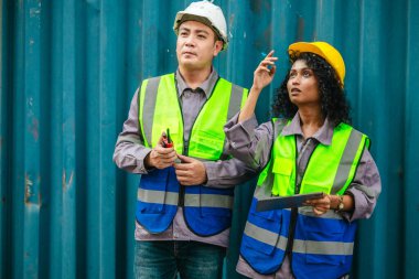 Endüstriyel konteynır işçileri çevre dostu lojistik stratejilerini tartışıyor. Yakıt tüketiminin azaltılması, karbon ayak izlerinin azaltılması ve tedarik zinciri işlemlerinde sıfır emisyon uygulamalarının uygulanması.