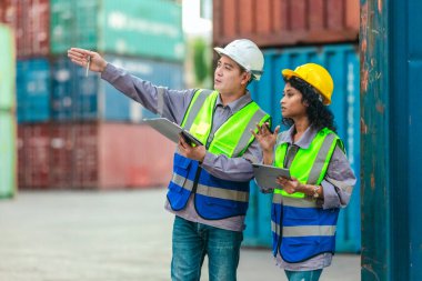 Endüstriyel konteynır işçileri çevre dostu lojistik stratejilerini tartışıyor. Yakıt tüketiminin azaltılması, karbon ayak izlerinin azaltılması ve tedarik zinciri işlemlerinde sıfır emisyon uygulamalarının uygulanması.