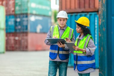 Endüstriyel konteynır işçileri çevre dostu lojistik stratejilerini tartışıyor. Yakıt tüketiminin azaltılması, karbon ayak izlerinin azaltılması ve tedarik zinciri işlemlerinde sıfır emisyon uygulamalarının uygulanması.