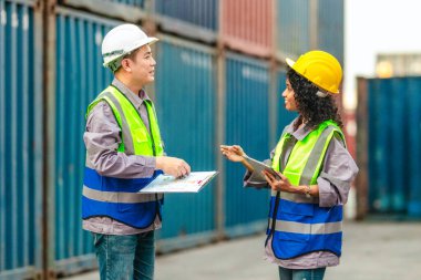 Endüstriyel konteynır işçileri çevre dostu lojistik stratejilerini tartışıyor. Yakıt tüketiminin azaltılması, karbon ayak izlerinin azaltılması ve tedarik zinciri işlemlerinde sıfır emisyon uygulamalarının uygulanması.