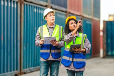 Endüstriyel konteynır işçileri çevre dostu lojistik stratejilerini tartışıyor. Yakıt tüketiminin azaltılması, karbon ayak izlerinin azaltılması ve tedarik zinciri işlemlerinde sıfır emisyon uygulamalarının uygulanması.