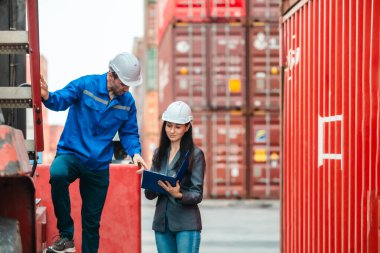 Endüstriyel konteynır işçileri çevre dostu lojistik stratejilerini tartışıyor. Yakıt tüketiminin azaltılması, karbon ayak izlerinin azaltılması ve tedarik zinciri işlemlerinde sıfır emisyon uygulamalarının uygulanması.