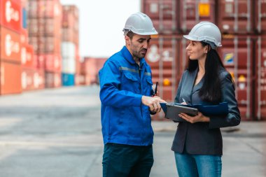 Endüstriyel konteynır işçileri çevre dostu lojistik stratejilerini tartışıyor. Yakıt tüketiminin azaltılması, karbon ayak izlerinin azaltılması ve tedarik zinciri işlemlerinde sıfır emisyon uygulamalarının uygulanması.