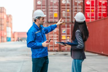 Endüstriyel konteynır işçileri çevre dostu lojistik stratejilerini tartışıyor. Yakıt tüketiminin azaltılması, karbon ayak izlerinin azaltılması ve tedarik zinciri işlemlerinde sıfır emisyon uygulamalarının uygulanması.