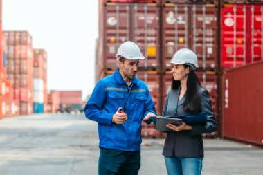 Endüstriyel konteynır işçileri çevre dostu lojistik stratejilerini tartışıyor. Yakıt tüketiminin azaltılması, karbon ayak izlerinin azaltılması ve tedarik zinciri işlemlerinde sıfır emisyon uygulamalarının uygulanması.