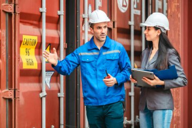 Endüstriyel konteynır işçileri çevre dostu lojistik stratejilerini tartışıyor. Yakıt tüketiminin azaltılması, karbon ayak izlerinin azaltılması ve tedarik zinciri işlemlerinde sıfır emisyon uygulamalarının uygulanması.