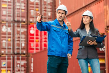 Endüstriyel konteynır işçileri çevre dostu lojistik stratejilerini tartışıyor. Yakıt tüketiminin azaltılması, karbon ayak izlerinin azaltılması ve tedarik zinciri işlemlerinde sıfır emisyon uygulamalarının uygulanması.