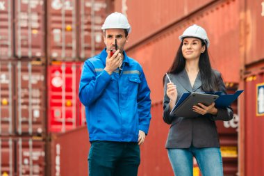 Endüstriyel konteynır işçileri çevre dostu lojistik stratejilerini tartışıyor. Yakıt tüketiminin azaltılması, karbon ayak izlerinin azaltılması ve tedarik zinciri işlemlerinde sıfır emisyon uygulamalarının uygulanması.