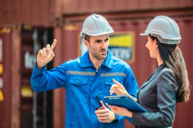 Endüstriyel konteynır işçileri çevre dostu lojistik stratejilerini tartışıyor. Yakıt tüketiminin azaltılması, karbon ayak izlerinin azaltılması ve tedarik zinciri işlemlerinde sıfır emisyon uygulamalarının uygulanması.