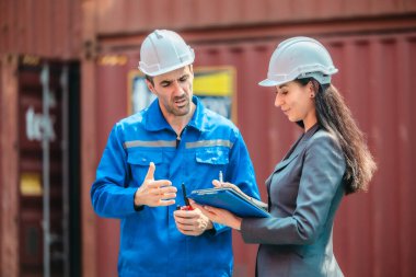 Endüstriyel konteynır işçileri çevre dostu lojistik stratejilerini tartışıyor. Yakıt tüketiminin azaltılması, karbon ayak izlerinin azaltılması ve tedarik zinciri işlemlerinde sıfır emisyon uygulamalarının uygulanması.