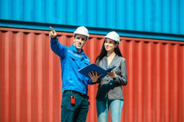 Endüstriyel konteynır işçileri çevre dostu lojistik stratejilerini tartışıyor. Yakıt tüketiminin azaltılması, karbon ayak izlerinin azaltılması ve tedarik zinciri işlemlerinde sıfır emisyon uygulamalarının uygulanması.