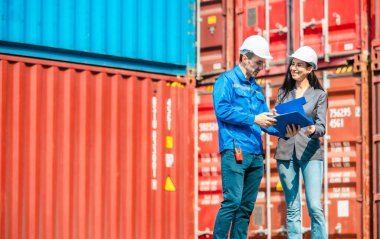 Endüstriyel konteynır işçileri çevre dostu lojistik stratejilerini tartışıyor. Yakıt tüketiminin azaltılması, karbon ayak izlerinin azaltılması ve tedarik zinciri işlemlerinde sıfır emisyon uygulamalarının uygulanması.