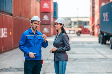 Endüstriyel konteynır işçileri çevre dostu lojistik stratejilerini tartışıyor. Yakıt tüketiminin azaltılması, karbon ayak izlerinin azaltılması ve tedarik zinciri işlemlerinde sıfır emisyon uygulamalarının uygulanması.