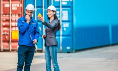 Endüstriyel konteynır işçileri çevre dostu lojistik stratejilerini tartışıyor. Yakıt tüketiminin azaltılması, karbon ayak izlerinin azaltılması ve tedarik zinciri işlemlerinde sıfır emisyon uygulamalarının uygulanması.
