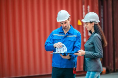 Endüstriyel konteynır işçileri çevre dostu lojistik stratejilerini tartışıyor. Yakıt tüketiminin azaltılması, karbon ayak izlerinin azaltılması ve tedarik zinciri işlemlerinde sıfır emisyon uygulamalarının uygulanması.
