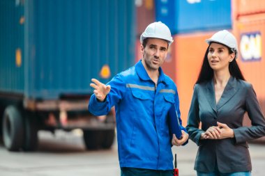 Endüstriyel konteynır işçileri çevre dostu lojistik stratejilerini tartışıyor. Yakıt tüketiminin azaltılması, karbon ayak izlerinin azaltılması ve tedarik zinciri işlemlerinde sıfır emisyon uygulamalarının uygulanması.