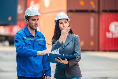 Endüstriyel konteynır işçileri çevre dostu lojistik stratejilerini tartışıyor. Yakıt tüketiminin azaltılması, karbon ayak izlerinin azaltılması ve tedarik zinciri işlemlerinde sıfır emisyon uygulamalarının uygulanması.