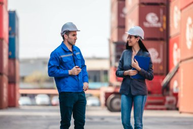 Endüstriyel konteynır işçileri çevre dostu lojistik stratejilerini tartışıyor. Yakıt tüketiminin azaltılması, karbon ayak izlerinin azaltılması ve tedarik zinciri işlemlerinde sıfır emisyon uygulamalarının uygulanması.