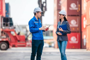 Endüstriyel konteynır işçileri çevre dostu lojistik stratejilerini tartışıyor. Yakıt tüketiminin azaltılması, karbon ayak izlerinin azaltılması ve tedarik zinciri işlemlerinde sıfır emisyon uygulamalarının uygulanması.