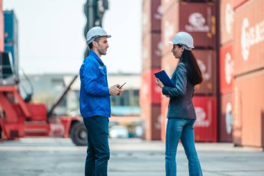 Endüstriyel konteynır işçileri çevre dostu lojistik stratejilerini tartışıyor. Yakıt tüketiminin azaltılması, karbon ayak izlerinin azaltılması ve tedarik zinciri işlemlerinde sıfır emisyon uygulamalarının uygulanması.