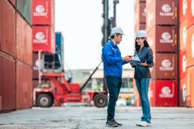 Endüstriyel konteynır işçileri çevre dostu lojistik stratejilerini tartışıyor. Yakıt tüketiminin azaltılması, karbon ayak izlerinin azaltılması ve tedarik zinciri işlemlerinde sıfır emisyon uygulamalarının uygulanması.