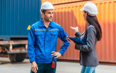 Endüstriyel konteynır işçileri çevre dostu lojistik stratejilerini tartışıyor. Yakıt tüketiminin azaltılması, karbon ayak izlerinin azaltılması ve tedarik zinciri işlemlerinde sıfır emisyon uygulamalarının uygulanması.