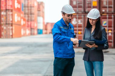 Endüstriyel konteynır işçileri çevre dostu lojistik stratejilerini tartışıyor. Yakıt tüketiminin azaltılması, karbon ayak izlerinin azaltılması ve tedarik zinciri işlemlerinde sıfır emisyon uygulamalarının uygulanması.