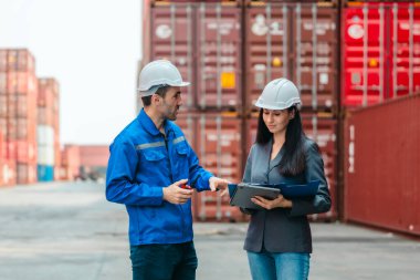 Endüstriyel konteynır işçileri çevre dostu lojistik stratejilerini tartışıyor. Yakıt tüketiminin azaltılması, karbon ayak izlerinin azaltılması ve tedarik zinciri işlemlerinde sıfır emisyon uygulamalarının uygulanması.