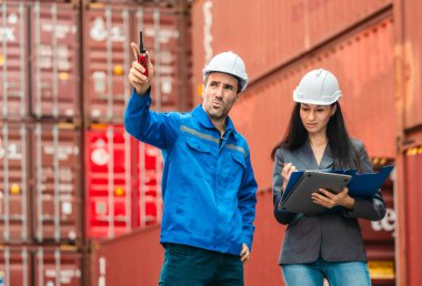 Endüstriyel konteynır işçileri çevre dostu lojistik stratejilerini tartışıyor. Yakıt tüketiminin azaltılması, karbon ayak izlerinin azaltılması ve tedarik zinciri işlemlerinde sıfır emisyon uygulamalarının uygulanması.