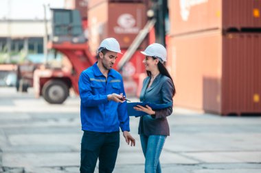 Endüstriyel konteynır işçileri çevre dostu lojistik stratejilerini tartışıyor. Yakıt tüketiminin azaltılması, karbon ayak izlerinin azaltılması ve tedarik zinciri işlemlerinde sıfır emisyon uygulamalarının uygulanması.