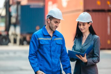 Endüstriyel konteynır işçileri çevre dostu lojistik stratejilerini tartışıyor. Yakıt tüketiminin azaltılması, karbon ayak izlerinin azaltılması ve tedarik zinciri işlemlerinde sıfır emisyon uygulamalarının uygulanması.