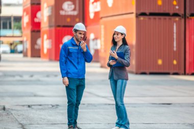 Endüstriyel konteynır işçileri çevre dostu lojistik stratejilerini tartışıyor. Yakıt tüketiminin azaltılması, karbon ayak izlerinin azaltılması ve tedarik zinciri işlemlerinde sıfır emisyon uygulamalarının uygulanması.