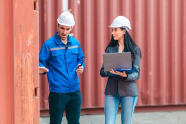 Endüstriyel konteynır işçileri çevre dostu lojistik stratejilerini tartışıyor. Yakıt tüketiminin azaltılması, karbon ayak izlerinin azaltılması ve tedarik zinciri işlemlerinde sıfır emisyon uygulamalarının uygulanması.