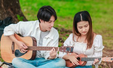 Asyalı bir çift göl kenarında barışçıl bir pikniğin keyfini çıkarırken, akustik gitar çalan bir adam da birbirlerine sıcak bir şekilde bağlanıyorlar. Doğal ortamdaki romantik ve müzikal bir an..