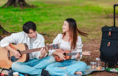 Asyalı bir çift göl kenarında barışçıl bir pikniğin keyfini çıkarırken, akustik gitar çalan bir adam da birbirlerine sıcak bir şekilde bağlanıyorlar. Doğal ortamdaki romantik ve müzikal bir an..